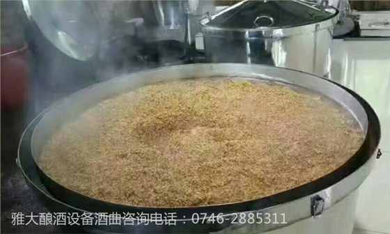 用雅大燒酒設(shè)備蒸糧，加燜水應(yīng)該從甑底加還是上面加？ 