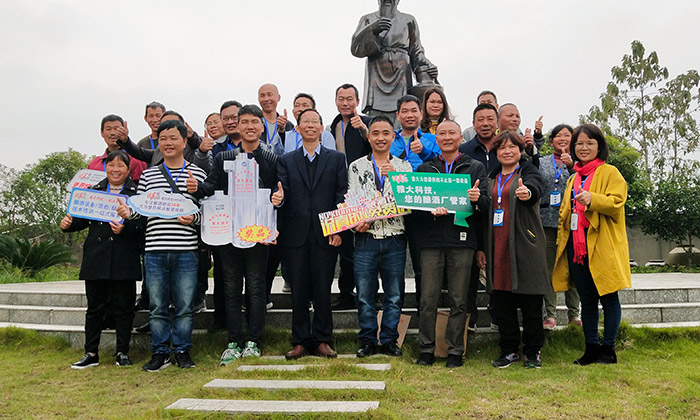 帶您了解學(xué)員在雅大釀酒設(shè)備廠家的每一個(gè)瞬間，有圖有真相！-06-文化廣廠合影