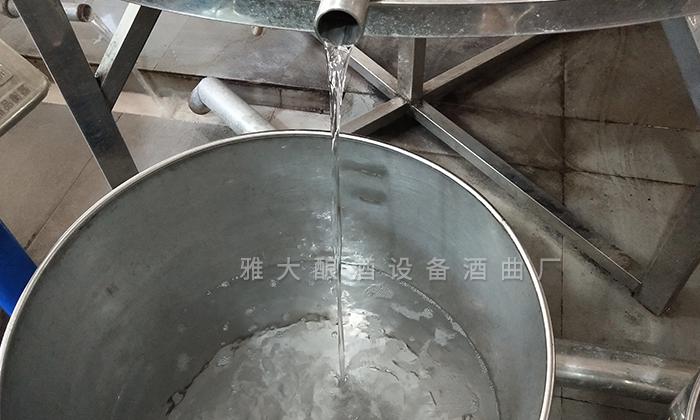 用小型果酒釀酒設(shè)備蒸餾成白蘭地