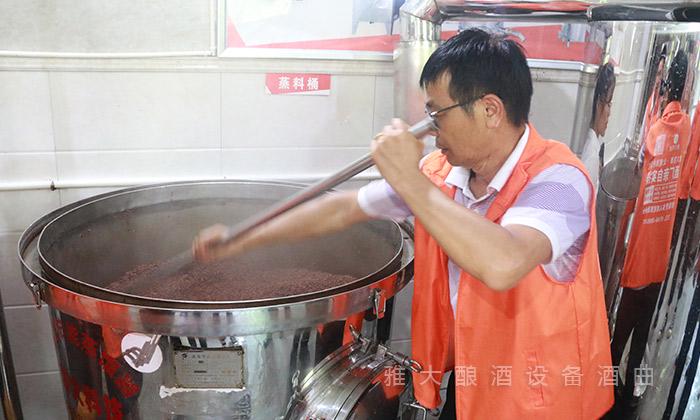 上甑時(shí)見氣壓氣，上料